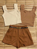 kit  Feminino 4 itens: 2 Croppeds Canelados + Cinto+ Short em Alfaiataria Com  Bolsos
